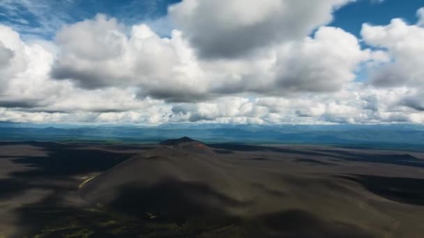 Zeitraffer. Luftaufnahme des nördlichen Ausbruchs großer Tolbachik-Spaltenausbruch. — Stockvideo