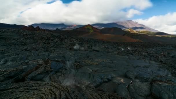 O vapor que sai das rachaduras da camada de lava vulcânica. Vulcão Tolbachik, Kamchatka, Rússia. Agosto de 2016 . — Vídeo de Stock