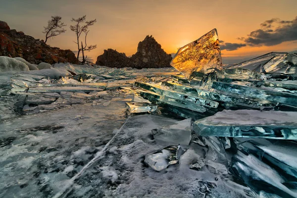 Transparente hielo Baikal en la roca Shamanka — Foto de Stock