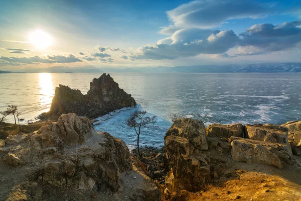 De rots van de sjamaan op een winteravond. Het Baikalmeer, Siberië, Rusland — Stockfoto