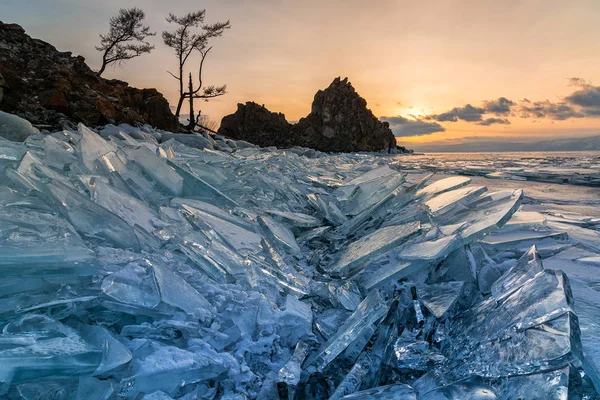 Humildes de hielo. Lago Baikal, Siberia, Rusia — Foto de Stock