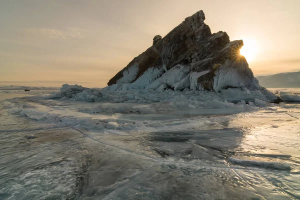 A ilha de Elenka está rodeada de gelo. Baikal, o Estreito do Mar Pequeno, Rússia — Fotografia de Stock