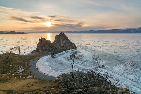 Šaman Rock na zimní večer. — Stock fotografie