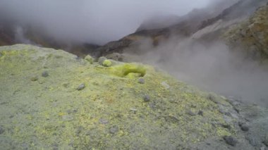 Mutnovsky volkan fumarole yayılan gazı kükürt. Kamçatka, Rusya Federasyonu.