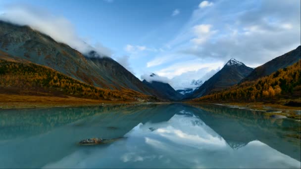 Upływ czasu. Góry Belukha i Akkem Lake Highland w jesienny zachód słońca. Jenisej, Rosja. — Wideo stockowe
