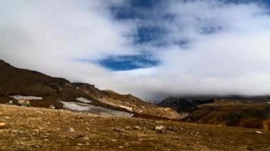 Zaman atlamalı. Bulutlar üzerinde Mutnovsky Kanyon volkan hareketi. Kamçatka, Rusya Federasyonu.