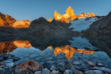 El Chalten Güney Patagonya Arjantin ve Şili sınırında'yakınındaki Fitz Roy dağ. Yandaki evden gelen şafak görünümü.
