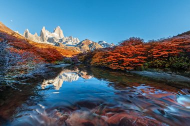 El Chalten Güney Patagonya Arjantin ve Şili sınırında'yakınındaki Fitz Roy dağ. Yandaki evden gelen şafak görünümü.