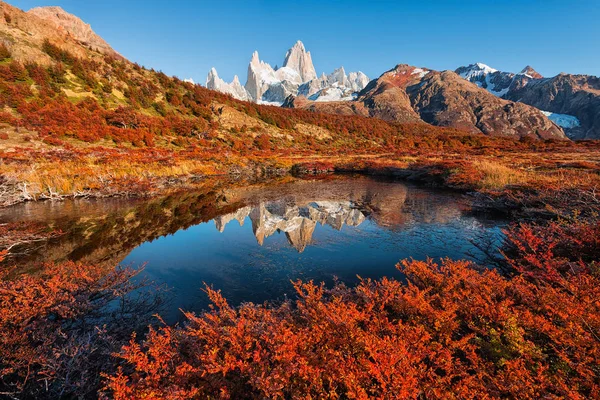El Chalten Güney Patagonya Arjantin ve Şili sınırında'yakınındaki Fitz Roy dağ. Yandaki evden gelen şafak görünümü. — Stok fotoğraf