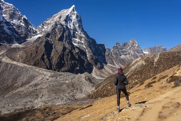 Mujer Viajera Las Montañas Con Hermoso Paisaje Del Himalaya Verano Fotos de stock libres de derechos