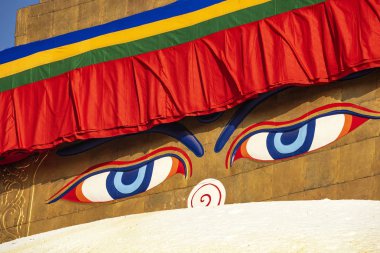 Buda 'nın gözleri Nepal Katmandu' daki Boudhanath stupa 'da dua bayraklarıyla kapanır. Boudha ya da Boudhanath olarak bilinen Büyük Stupa 'ya Jharung Khashor da denir..