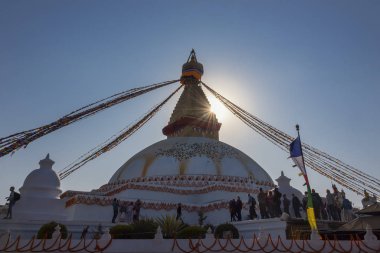 Katmandu, Nepal - 08 Aralık 2019: Boudhanath Stupa, en büyük küresel Tibet stupas tapınağı, rüzgarda dalgalanan renkli dua bayraklarıyla