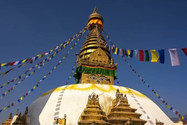 Swayambhunath ya da Maymun Tapınağı, Katmandu Vadisi 'ndeki bir tepenin üzerinde Swayambhu, Nepal' in batısında bulunan açık mavi gökyüzü ile antik bir dini mimari yapıdır.