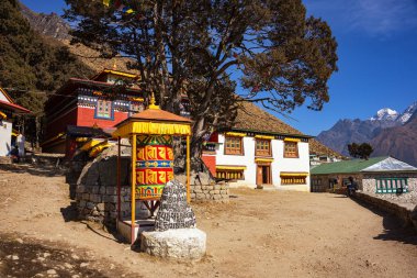 Khumjung, Nepal - 22 Kasım 2019: Nepal 'deki Everest ana kampına giderken Namche pazarının kuzeyinde yer alan Khumjung köyündeki Khumjung Manastırı' nın muhteşem manzarası