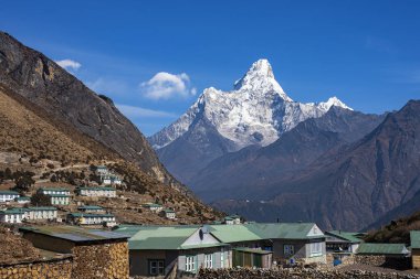 Khumjung, Nepal - 22 Kasım 2019: Nepal 'deki Everest ana kampına giderken Namche pazarının kuzeyindeki Khumjung köyü. Ama Dablam 'ın inanılmaz manzarası