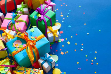 Renkli tatil hediye. Mavi arka plan.