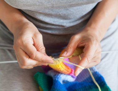 Bir kadın bir parlak renkli branda tekerlek teli ile dokuma kumaşlar. Eller kapat-u