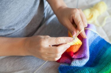 Bir kadın bir parlak renkli branda tekerlek teli ile dokuma kumaşlar. Eller kapat-u