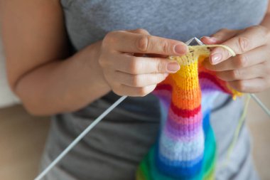 Bir kadın bir parlak renkli branda tekerlek teli ile dokuma kumaşlar. Eller kapat-u