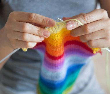 Bir kadın bir parlak renkli branda tekerlek teli ile dokuma kumaşlar. Eller kapat-u