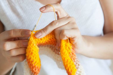 Bir kadın bir renkli bez dokuma kumaşlar. Eller yakın çekim.