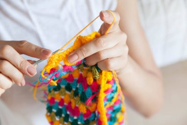 Bir kadın bir renkli bez dokuma kumaşlar. Eller yakın çekim.