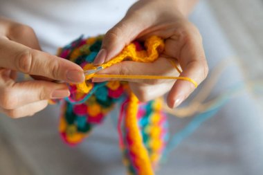 Bir kadın bir renkli bez dokuma kumaşlar. Eller yakın çekim.
