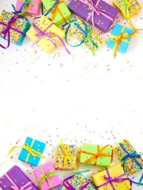 Renkli hediye kutuları renkli şeritler. Beyaz arka plan. Uzun