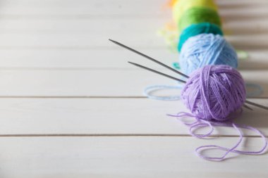 Renkli iplik topları. Yukarıdan görüntüleyin. Ra'nın tüm renkleri
