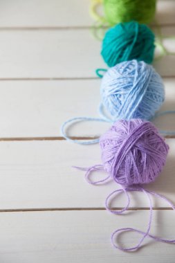Renkli iplik topları. Yukarıdan görüntüleyin. Ra'nın tüm renkleri