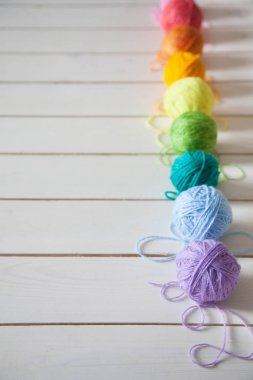 Renkli iplik topları. Yukarıdan görüntüleyin. Ra'nın tüm renkleri