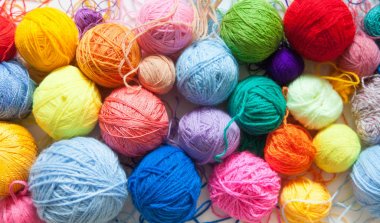 Renkli toplar iplik. Yukarıdan görüntüleyin. Gökkuşağı renkleri. Tüm colo