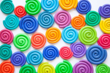 Hamuru arka plan. Plastik renkli spiraller bükülmüş 