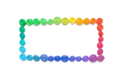 Çerçeve hamuru ile yaptı. Plastik renkli spiraller bükülmüş 