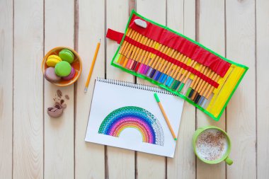 Kız bir gökkuşağı çizer. Pozitif çizim. Sanat Terapisi ve relaxati