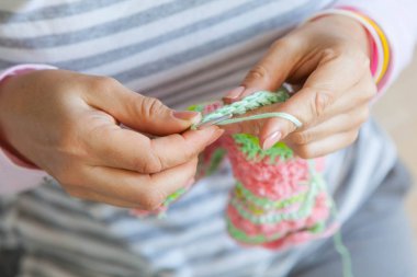 Bir kadın bir parlak renkli branda tekerlek teli ile dokuma kumaşlar. Eller kapat-u