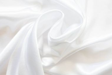 Beyaz parlak ipek ile yumuşak kıvrımlar katlanmış. Mat ve parlak beyaz 