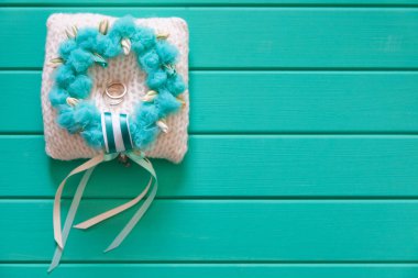 Altın alyans küçük mavi ve turkuaz yastık üzerinde. Backgr