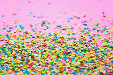 Çerçeve renkli konfeti yaptı. Pembe bir arka plan. 