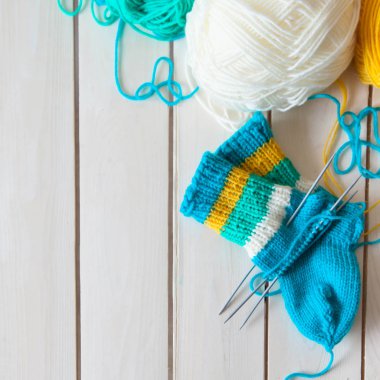 Bir kadın çocuk örgü iğneleri ile örgü çorap dokuma kumaşlar. Şerit