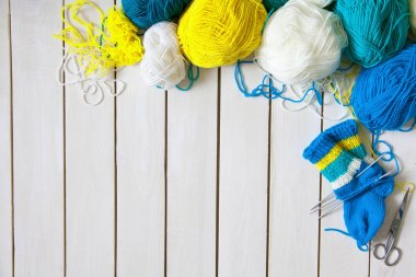 Bir kadın çocuk örgü iğneleri ile örgü çorap dokuma kumaşlar. Şerit