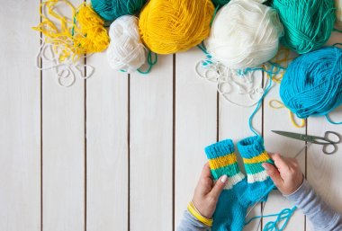 Bir kadın çocuk örgü iğneleri ile örgü çorap dokuma kumaşlar. Şerit