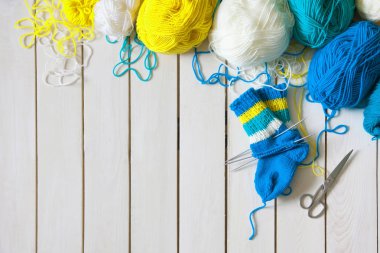 Bir kadın çocuk örgü iğneleri ile örgü çorap dokuma kumaşlar. Şerit