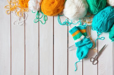 Bir kadın çocuk örgü iğneleri ile örgü çorap dokuma kumaşlar. Şerit