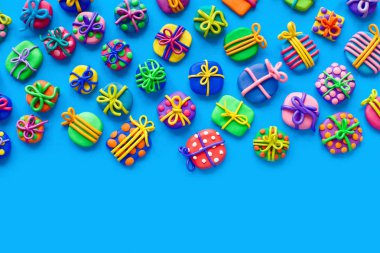 Hamuru çok küçük armağanlar. Mavi arka plan.