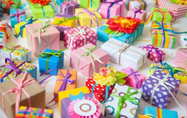 Renkli hediye kutuları renkli şeritler. Beyaz arka plan. Hediyelik