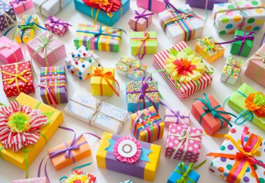 Renkli hediye kutuları renkli şeritler. Beyaz arka plan. Hediyelik