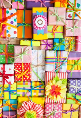 Renkli hediye kutuları renkli şeritler. Beyaz arka plan. Hediyelik