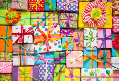 Renkli hediye kutuları renkli şeritler. Beyaz arka plan. Hediyelik