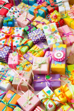 Renkli hediye kutuları renkli şeritler. Beyaz arka plan. Hediyelik